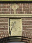 906791 Afbeelding van de sluitsteen met in reliëf twee kinderen, boven een venster in de voorgevel van de voormalige ...